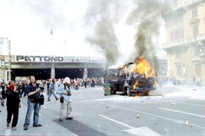 1Genova-G8_2001-Incidenti_a_Corso_Torino