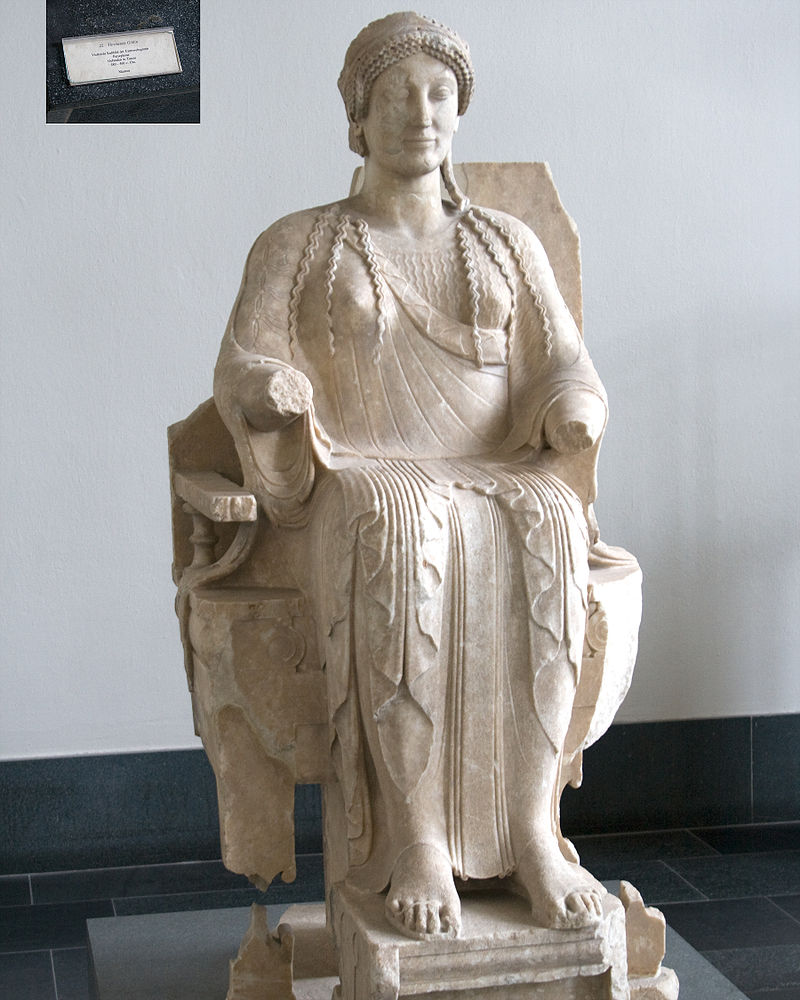 La statua della Dea Persefone, detta Persefone Gaia per via del suo sorriso appena accennato, si trova oggi all'Altes Museum di Berlino